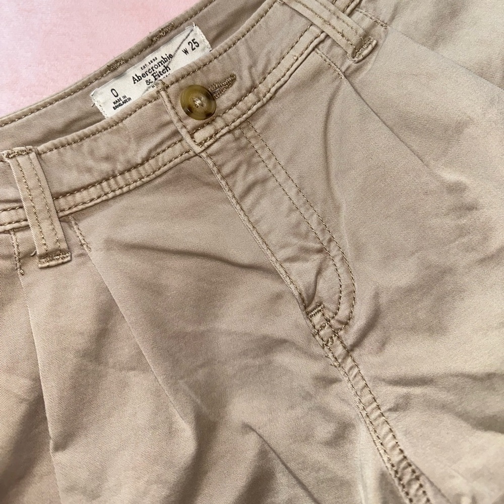 Abercrombie & Fitch Pleated Khaki Shorts · Size 0/25 - Picture 4 of 6
